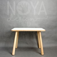 Ein weißer Holztisch und passende Stühle. NOYA-Design